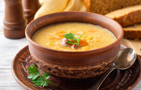 Sopa de cenoura com curry e leite de coco